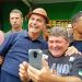 Bolsonaro pergunta a apoiador ‘por que todo cearense tem cabeça grande’