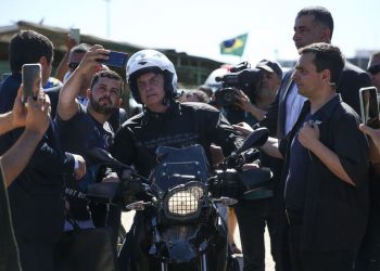 Embora pilote moto, Bolsonaro tem CNH vencida desde novembro de 2019