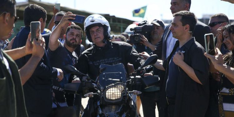 Embora pilote moto, Bolsonaro tem CNH vencida desde novembro de 2019