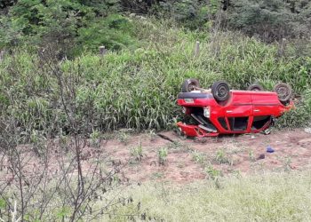 Uma pessoa morre e três ficam feridas após carro capotar em rodovia de Milagres (Foto: Arquivo pessoal)