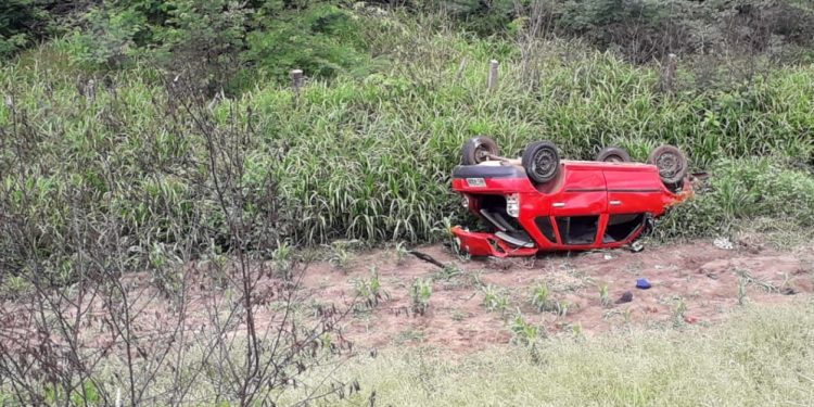 Capotamento de veículo deixa um morto e três feridos na BR-116, em Milagres