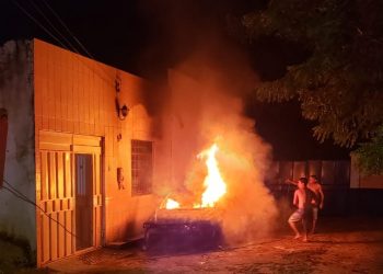 Policial Militar ateou fogo em carro de mulher que criticou os movimentos de paralisação dos PMs, no Crato (Foto: Reprodução)