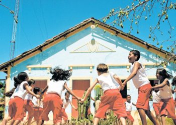 Comunidade de Caetanos de Cima é uma das integrantes da Rede Tucum Crianças se divertem em frente ao prédio do projeto Casa Grande, no município de Nova Olinda, no interior do Ceará (Foto: Temaiseme)