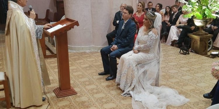 Pai realiza cerimônia de casamento da própria filha, em Milagres
