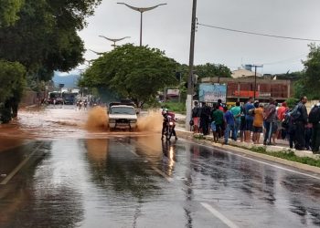 Chuva alagou ruas e avenidas em Juazeiro do Norte (Foto: Lorena Tavares)
