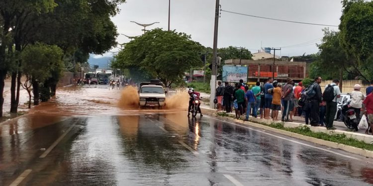 Chove forte no Cariri; em Juazeiro do Norte carro é arrastado e casas ficam alagadas