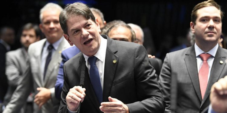 Cid Gomes recebe alta hospitalar após ser baleado durante paralisação de PMs