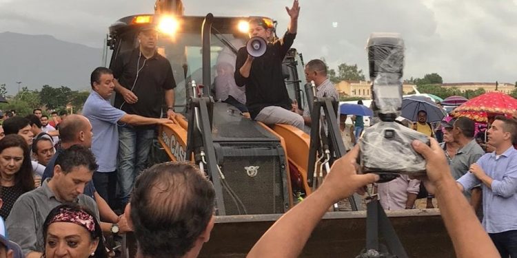 Camilo Santana se pronuncia sobre ataque sofrido por Cid Gomes