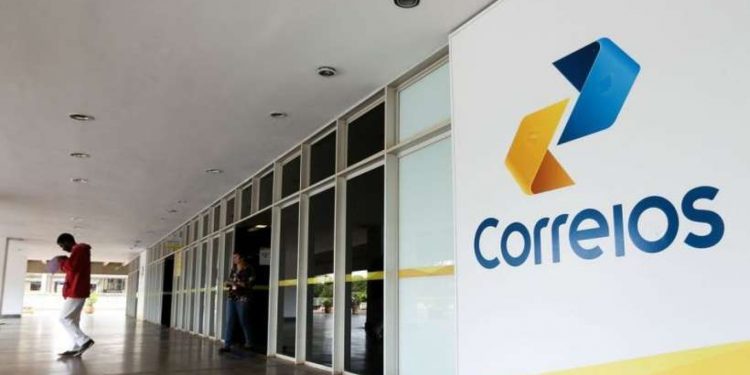 Correios caminham para privatização, diz Bolsonaro