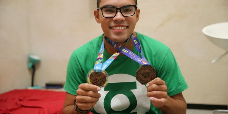 Estudante de escola pública, nadador com paralisia cerebral é aprovado em Filosofia