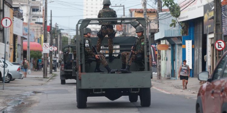 Exército coloca 2,5 mil soldados nas ruas para reforçar a segurança no Ceará