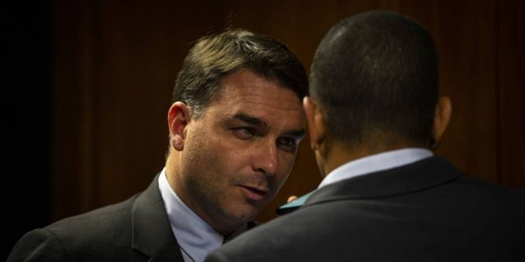 PF descarta lavagem de dinheiro em negociações de imóveis feitas por Flávio Bolsonaro