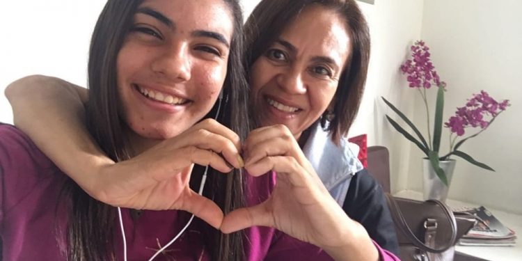 Jovem cata latinhas para pagar tratamento da mãe: ‘única forma que eu achei’