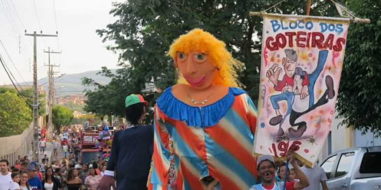 Bloco ‘Os Goteiras’ leva bonecos gigantes para as ruas de Barbalha