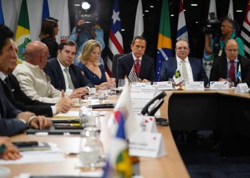 Maia (4º da esq. para a dir.), deputados e governadores, incluindo Doria (6º) e Witzel (8º), em reunião (Foto: Pablo Valadares/Câmara dos Deputados)