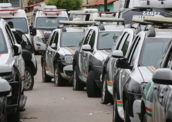 Registro da manhã deste sábado, no 18º Batalhão no bairro Antônio Bezerra. Dezenas de viaturas paradas com pneus furados ou secados (Foto: Fabiane de Paula)