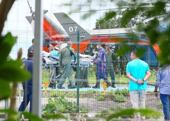 Cid deixou a unidade em Sobral para ser transferido para Fortaleza em um helicóptero da Coordenadoria Integrada de Operações Aéreas (Ciopaer) (Foto: Camila Lima)