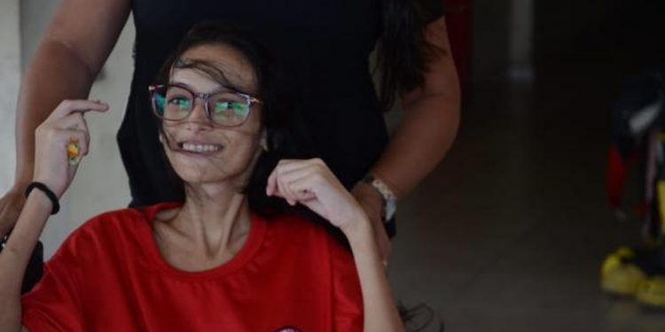 Jovem com câncer realiza sonho de tomar banho no carro dos bombeiros e morre dois dias depois