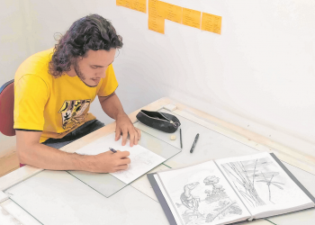 João Eudes Ribeiro inicia o processo criativo usando lápis e papel. Somente depois as ilustrações ganham cores (Foto: Antony Thierry)