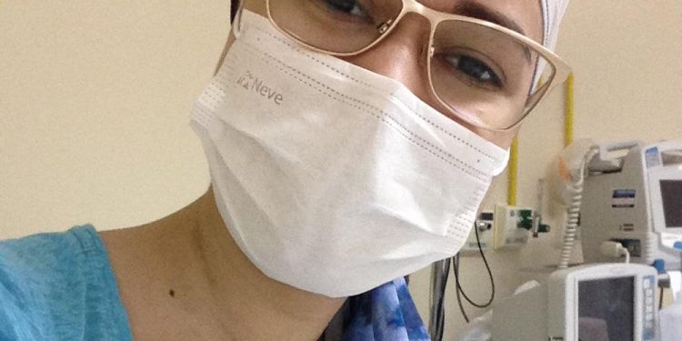 Estudante é aprovada em Medicina durante tratamento de câncer e quer ser oncologista: ‘quero ajudar’