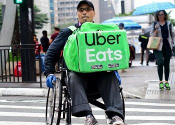 Luciano Oliveira entrega comida pela Paulista e regiões próximas em uma cadeira de rodas (Foto: Cortesia/Luciney Martins/O São Paulo)
