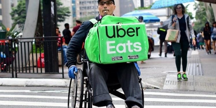 O cadeirante que entrega comidas por aplicativos numa das avenidas mais movimentadas do Brasil