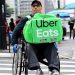 O cadeirante que entrega comidas por aplicativos numa das avenidas mais movimentadas do Brasil