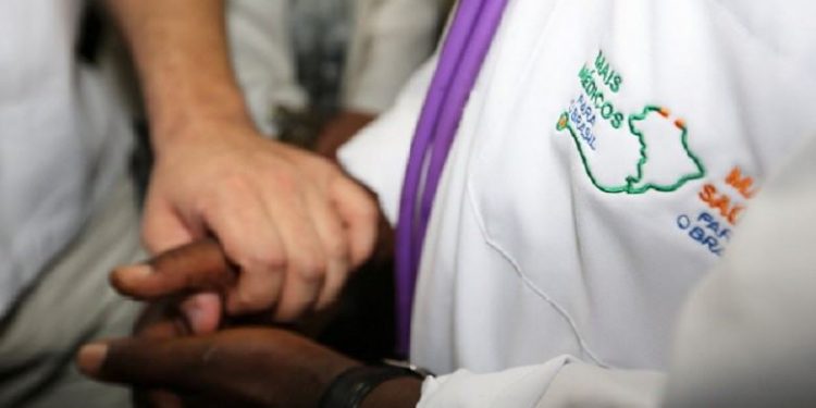 Governo Bolsonaro prepara a readmissão de médicos cubanos