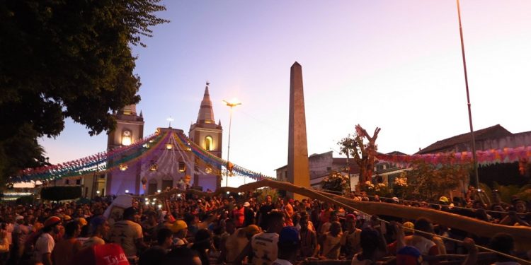 Telões em Barbalha transmitirão desfile que homenageará município no Carnaval na Sapucaí