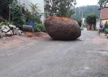 Moradores ficaram impressionados com o tamanho da pedra