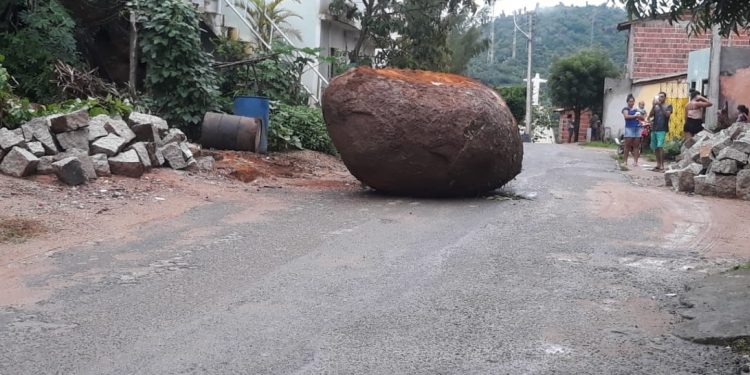 Pedra se desprende de serra e chega a rolar por cerca de seis metros por rua