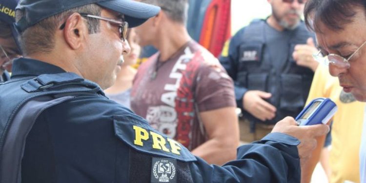 PRF flagra 43 condutores bêbados no terceiro dia de Carnaval no Ceará
