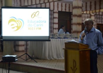 Historiador e radialista Huberto Cabral como mestre de cerimônia na solenidade de lançamento da Rádio Educadora para a frequência FM (Foto: Patrícia Silva/Ascom)