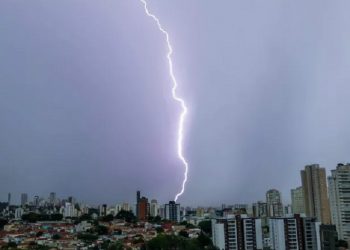 Incidência de raios no Ceará (Foto: Reprodução/TV Verdes Mares)