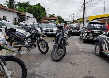 Viatura tiveram os pneus furados (Foto: José Leomar)