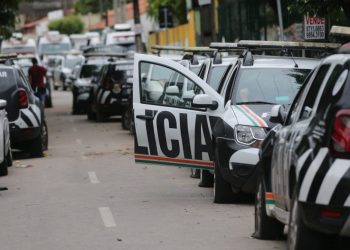 Carros das forças de segurança do Ceará continuam com pneus furados ao redor do 18º Batalhão da Polícia Militar (Foto: Fabiane de Paula)