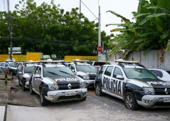 Policiais continuam paralisados e amotinados em batalhões no Ceará (Foto: Camila Lima)