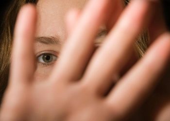 Mulher corta pênis de estuprador que tentou atacá-la em casa