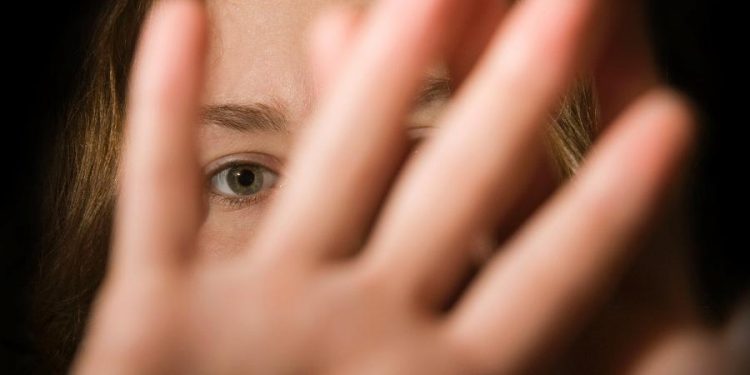 Mulher corta pênis de estuprador que tentou atacá-la em casa