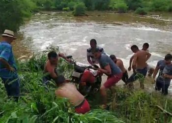 Populares retiraram a moto da vítima que caiu em um rio em Boa Viagem, no Ceará (Foto: Reprodução)