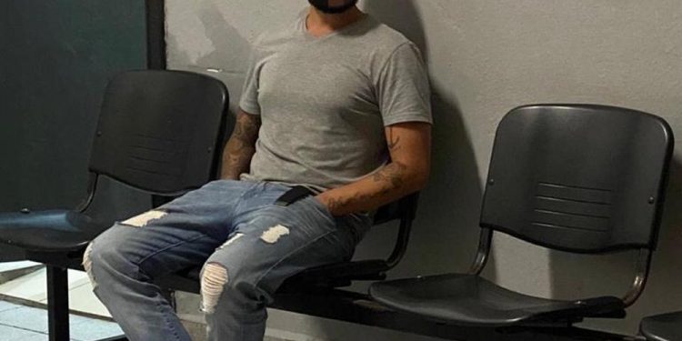 Jovem passa 13 horas em restaurante, gasta R$ 3 mil e tenta sair sem pagar