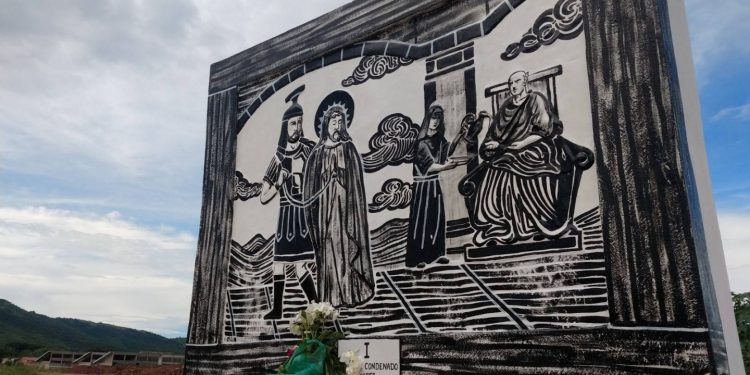 Xilógrafos do Cariri reproduzem ‘Via Sacra’ na Rua do Horto