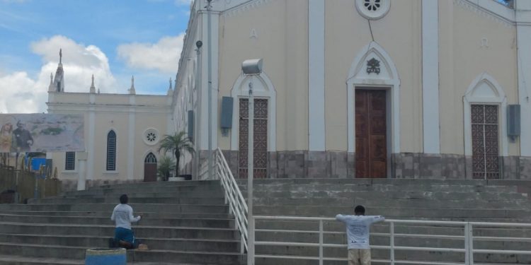 Romeiros viajam a pé até Juazeiro do Norte e encontram igrejas fechadas