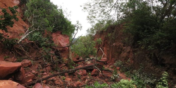 Chuva causa deslizamento e rodovia fica interditada em Crato