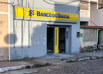 O ataque danificou parte da estrutura da agência bancária na cidade de Morrinhos, no Ceará (Foto: Mateus Ferreira)