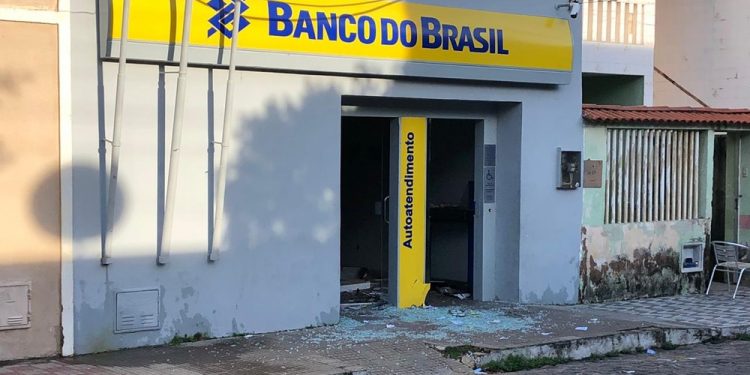 Agência bancária é atacada e fica parcialmente destruída