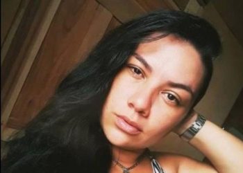 A cantora Yara Castelo Branco se apresentava no palco em um bar quando foi atingida por uma bala perdida em meio a um tiroteio no local. Ela chegou a ser socorrida, mas não resistiu aos ferimentos (Foto: Reprodução da internet)