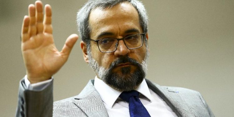 “Paulo Freire e kit gay não têm vez”, diz Weintraub ao apresentar material