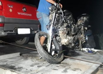 Motocicleta ficou destruída após o impacto da colisão (Foto: Arnaldo Araújo)