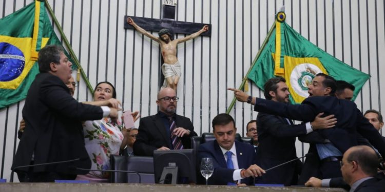 Deputados trocam insultos e quase partem para agressão física na Assembleia Legislativa